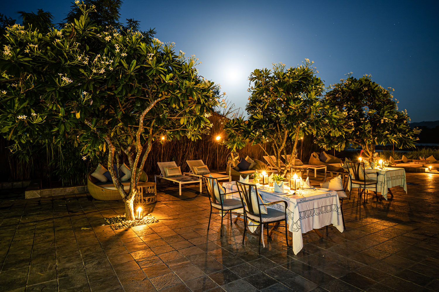 Dinner-Table-Main-Pool-Area